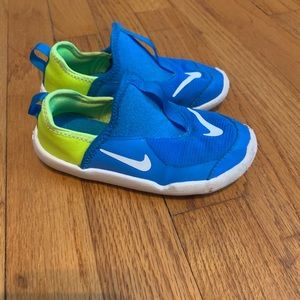 Nike size 9 lightweight slide on sneakers